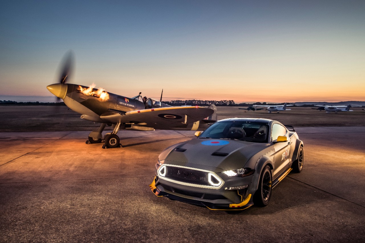 Woodward Dream Cruise: Vaughn Gittin Jr. übergibt Schlüssel für den Eagle Squadron Mustang GT, mit dem Spenden für junge Piloten gesammelt wurde
