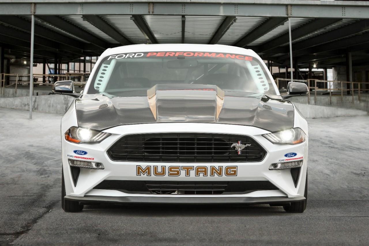 Der Ford 50th Anniversary Mustang Cobra Jet ist der heißeste, schnellste und leistungsstärkste Drag Racing Mustang aller Zeiten